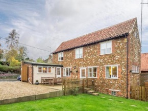 3 bed property in Sedgeford KT092